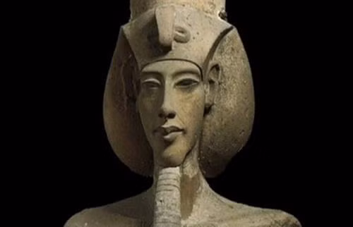 Pharaoh Ai Cập Akhenaten hay còn gọi Amenhotep IV cai trị đất nước trong khoảng thời gian từ năm 1351 - 1334 TCN. Ông là chồng của Nữ hoàng Nefertiti và là cha của pharaoh nổi tiếng Tutankhamun. Dưới thời trị vì của pharaoh Akhenaten, ông đã tiến hành những thay đổi lớn trong vấn đề tôn giáo. Theo đó, pharaoh Akhenaten cùng Nữ hoàng Nefertiti đã chuyển đổi tôn giáo Ai Cập từ đa thần giáo sang thờ cúng một vị thần duy nhất có tên Aten. Để thực hiện những thay đổi trên, vị vua Ai Cập này còn tiến hành xây dựng điện thờ tại Karnak, trang trí lối vào phía nam bằng hình ảnh ông đang thờ thần Ra. Đồng thời, pharaoh Akhenaten cũng xây dựng một đền thờ dành riêng cho thần Aten tại phía đông của khu chính điện. Pharaoh Ai Cập này cũng cho di rời cung điện từ Thebes tới thành phố Amarna. Nguyên nhân của sự việc này cho đến nay vẫn là điều bí ẩn. Phần lớn học giả cho rằng nguyên nhân là do cuộc xung đột giữa thầy tư tế thờ thần Amun và Akhenaten. Thêm nữa, pharaoh dị giáo Akhenaten còn gây tranh cãi khi áp dụng tô thuế đối với đền thờ. Đây là một điều không bình thường vào thời điểm ấy. Toàn bộ triều thần, giới quý tộc, thợ thủ công và thương nhân đều phải đóng thuế. Tiền thuế thu được được dùng cho các đền thờ thần Aten. Tuy nhiên, sau khi Akhenaten qua đời, con trai ông là Tutankhamun lên ngôi cũng là lúc cuộc cải cách tôn giáo do ông khởi xướng và tiến hành chấm dứt. Pharaoh Tutankhamun cho khôi phục lại những phong tục, tôn giáo cũ. Vị vua Ai Cập mới cũng rời cung điện về Memphis và thậm chí pharaoh Akhenaten bị xóa tên khỏi lịch sử.