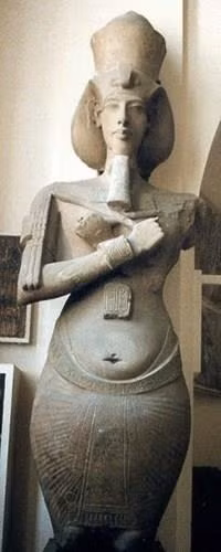 Pharaoh Ai Cập Akhenaten hay còn gọi Amenhotep IV cai trị đất nước trong khoảng thời gian từ năm 1351 - 1334 TCN. Ông là chồng của Nữ hoàng Nefertiti và là cha của pharaoh nổi tiếng Tutankhamun. Dưới thời trị vì của pharaoh Akhenaten, ông đã tiến hành những thay đổi lớn trong vấn đề tôn giáo. Theo đó, pharaoh Akhenaten cùng Nữ hoàng Nefertiti đã chuyển đổi tôn giáo Ai Cập từ đa thần giáo sang thờ cúng một vị thần duy nhất có tên Aten. Để thực hiện những thay đổi trên, vị vua Ai Cập này còn tiến hành xây dựng điện thờ tại Karnak, trang trí lối vào phía nam bằng hình ảnh ông đang thờ thần Ra. Đồng thời, pharaoh Akhenaten cũng xây dựng một đền thờ dành riêng cho thần Aten tại phía đông của khu chính điện. Pharaoh Ai Cập này cũng cho di rời cung điện từ Thebes tới thành phố Amarna. Nguyên nhân của sự việc này cho đến nay vẫn là điều bí ẩn. Phần lớn học giả cho rằng nguyên nhân là do cuộc xung đột giữa thầy tư tế thờ thần Amun và Akhenaten. Thêm nữa, pharaoh dị giáo Akhenaten còn gây tranh cãi khi áp dụng tô thuế đối với đền thờ. Đây là một điều không bình thường vào thời điểm ấy. Toàn bộ triều thần, giới quý tộc, thợ thủ công và thương nhân đều phải đóng thuế. Tiền thuế thu được được dùng cho các đền thờ thần Aten. Tuy nhiên, sau khi Akhenaten qua đời, con trai ông là Tutankhamun lên ngôi cũng là lúc cuộc cải cách tôn giáo do ông khởi xướng và tiến hành chấm dứt. Pharaoh Tutankhamun cho khôi phục lại những phong tục, tôn giáo cũ. Vị vua Ai Cập mới cũng rời cung điện về Memphis và thậm chí pharaoh Akhenaten bị xóa tên khỏi lịch sử.