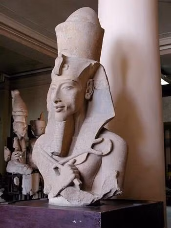 Pharaoh Ai Cập Akhenaten hay còn gọi Amenhotep IV cai trị đất nước trong khoảng thời gian từ năm 1351 - 1334 TCN. Ông là chồng của Nữ hoàng Nefertiti và là cha của pharaoh nổi tiếng Tutankhamun. Dưới thời trị vì của pharaoh Akhenaten, ông đã tiến hành những thay đổi lớn trong vấn đề tôn giáo. Theo đó, pharaoh Akhenaten cùng Nữ hoàng Nefertiti đã chuyển đổi tôn giáo Ai Cập từ đa thần giáo sang thờ cúng một vị thần duy nhất có tên Aten. Để thực hiện những thay đổi trên, vị vua Ai Cập này còn tiến hành xây dựng điện thờ tại Karnak, trang trí lối vào phía nam bằng hình ảnh ông đang thờ thần Ra. Đồng thời, pharaoh Akhenaten cũng xây dựng một đền thờ dành riêng cho thần Aten tại phía đông của khu chính điện. Pharaoh Ai Cập này cũng cho di rời cung điện từ Thebes tới thành phố Amarna. Nguyên nhân của sự việc này cho đến nay vẫn là điều bí ẩn. Phần lớn học giả cho rằng nguyên nhân là do cuộc xung đột giữa thầy tư tế thờ thần Amun và Akhenaten. Thêm nữa, pharaoh dị giáo Akhenaten còn gây tranh cãi khi áp dụng tô thuế đối với đền thờ. Đây là một điều không bình thường vào thời điểm ấy. Toàn bộ triều thần, giới quý tộc, thợ thủ công và thương nhân đều phải đóng thuế. Tiền thuế thu được được dùng cho các đền thờ thần Aten. Tuy nhiên, sau khi Akhenaten qua đời, con trai ông là Tutankhamun lên ngôi cũng là lúc cuộc cải cách tôn giáo do ông khởi xướng và tiến hành chấm dứt. Pharaoh Tutankhamun cho khôi phục lại những phong tục, tôn giáo cũ. Vị vua Ai Cập mới cũng rời cung điện về Memphis và thậm chí pharaoh Akhenaten bị xóa tên khỏi lịch sử.