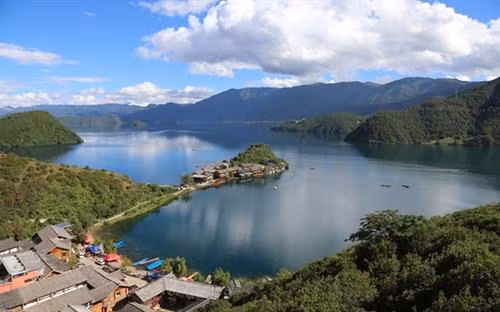 Trên dãy Himalaya, người Mosuo sống ở rìa hồ Luga xanh tươi thuộc huyện tự trị Ninh Lạng, Trung Quốc. Vùng đất này được ví như Tây Lương Nữ Quốc trong tác phẩm Tây Du Ký. Đây là một trong số ít những xã hội mẫu hệ cuối cùng. Phụ nữ trong bộ tộc vẫn duy trì phong tục tự chọn và thay đổi đối tác theo mong muốn. Người phụ nữ ở đây nắm giữ sức mạnh về cả tinh thần và thể chất. Tuy nhiên, trong 20 năm trở lại đây, văn hóa của bộ tộc này dần bị mai một. Du khách đổ về đây để được khám phá văn hóa có một không hai này. Như nhiều cộng đồng thiểu số khác, cơ hội kiếm tiền từ du lịch luôn có giá kèm theo. Nhiếp ảnh gia Karolin Klüppel, người ghi lại hình ảnh hiếm hoi về vương quốc kỳ lạ này, cho biết: “Điều này gây mâu thuẫn trong nhiều gia đình. Cuộc sống trở nên dễ thở hơn khi có lợi nhuận từ du lịch, nhưng họ cũng thấy buồn bã trước những đổi thay”. Nơi này ngày càng có nhiều hoạt động thu hút du khách nhờ phong cảnh thiên nhiên tuyệt đẹp và nền văn hóa độc đáo. Tuy nhiên, nhiều người đã lấy người ngoài tộc và chuyển về các thành phố lớn hơn để tìm việc làm. Giờ đây, phụ nữ lớn tuổi là người gìn giữ văn hóa của tộc Mosou. Họ khỏe mạnh, uyên bác và đầy lòng tự trọng. Sức mạnh và sự kiên định của họ giống như dãy Himalaya nơi họ sống. Theo Klüppel, những người cao tuổi ở đây hài hước và năng động. Cô cho biết: “Tôi thấy một phụ nữ 80 tuổi bê những thứ tôi còn chẳng nhấc nổi. Họ rất khỏe. Tôi nhận ra sức khỏe phụ thuộc vào cách bạn làm việc - họ còn khỏe hơn đàn ông”. Theo truyền thống, các đối tác hay "chồng" của họ chỉ tới thăm vào ban đêm và không có vai trò gì trong việc nuôi dưỡng con cái. Con cái ở với gia đình người mẹ cả đời, và người phụ nữ là chủ gia đình. Với người Mosuo, điều quan trọng nhất là tình yêu và đam mê. Nếu không còn yêu nhau, họ chấm dứt mối quan hệ một cách nhẹ nhàng.