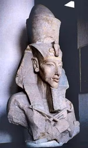 Pharaoh Ai Cập Akhenaten hay còn gọi Amenhotep IV cai trị đất nước trong khoảng thời gian từ năm 1351 - 1334 TCN. Ông là chồng của Nữ hoàng Nefertiti và là cha của pharaoh nổi tiếng Tutankhamun. Dưới thời trị vì của pharaoh Akhenaten, ông đã tiến hành những thay đổi lớn trong vấn đề tôn giáo. Theo đó, pharaoh Akhenaten cùng Nữ hoàng Nefertiti đã chuyển đổi tôn giáo Ai Cập từ đa thần giáo sang thờ cúng một vị thần duy nhất có tên Aten. Để thực hiện những thay đổi trên, vị vua Ai Cập này còn tiến hành xây dựng điện thờ tại Karnak, trang trí lối vào phía nam bằng hình ảnh ông đang thờ thần Ra. Đồng thời, pharaoh Akhenaten cũng xây dựng một đền thờ dành riêng cho thần Aten tại phía đông của khu chính điện. Pharaoh Ai Cập này cũng cho di rời cung điện từ Thebes tới thành phố Amarna. Nguyên nhân của sự việc này cho đến nay vẫn là điều bí ẩn. Phần lớn học giả cho rằng nguyên nhân là do cuộc xung đột giữa thầy tư tế thờ thần Amun và Akhenaten. Thêm nữa, pharaoh dị giáo Akhenaten còn gây tranh cãi khi áp dụng tô thuế đối với đền thờ. Đây là một điều không bình thường vào thời điểm ấy. Toàn bộ triều thần, giới quý tộc, thợ thủ công và thương nhân đều phải đóng thuế. Tiền thuế thu được được dùng cho các đền thờ thần Aten. Tuy nhiên, sau khi Akhenaten qua đời, con trai ông là Tutankhamun lên ngôi cũng là lúc cuộc cải cách tôn giáo do ông khởi xướng và tiến hành chấm dứt. Pharaoh Tutankhamun cho khôi phục lại những phong tục, tôn giáo cũ. Vị vua Ai Cập mới cũng rời cung điện về Memphis và thậm chí pharaoh Akhenaten bị xóa tên khỏi lịch sử.
