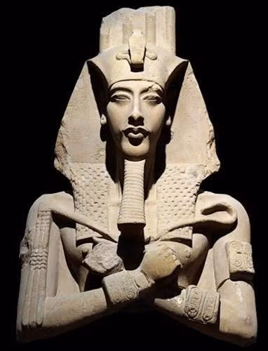 Pharaoh Ai Cập Akhenaten hay còn gọi Amenhotep IV cai trị đất nước trong khoảng thời gian từ năm 1351 - 1334 TCN. Ông là chồng của Nữ hoàng Nefertiti và là cha của pharaoh nổi tiếng Tutankhamun. Dưới thời trị vì của pharaoh Akhenaten, ông đã tiến hành những thay đổi lớn trong vấn đề tôn giáo. Theo đó, pharaoh Akhenaten cùng Nữ hoàng Nefertiti đã chuyển đổi tôn giáo Ai Cập từ đa thần giáo sang thờ cúng một vị thần duy nhất có tên Aten. Để thực hiện những thay đổi trên, vị vua Ai Cập này còn tiến hành xây dựng điện thờ tại Karnak, trang trí lối vào phía nam bằng hình ảnh ông đang thờ thần Ra. Đồng thời, pharaoh Akhenaten cũng xây dựng một đền thờ dành riêng cho thần Aten tại phía đông của khu chính điện. Pharaoh Ai Cập này cũng cho di rời cung điện từ Thebes tới thành phố Amarna. Nguyên nhân của sự việc này cho đến nay vẫn là điều bí ẩn. Phần lớn học giả cho rằng nguyên nhân là do cuộc xung đột giữa thầy tư tế thờ thần Amun và Akhenaten. Thêm nữa, pharaoh dị giáo Akhenaten còn gây tranh cãi khi áp dụng tô thuế đối với đền thờ. Đây là một điều không bình thường vào thời điểm ấy. Toàn bộ triều thần, giới quý tộc, thợ thủ công và thương nhân đều phải đóng thuế. Tiền thuế thu được được dùng cho các đền thờ thần Aten. Tuy nhiên, sau khi Akhenaten qua đời, con trai ông là Tutankhamun lên ngôi cũng là lúc cuộc cải cách tôn giáo do ông khởi xướng và tiến hành chấm dứt. Pharaoh Tutankhamun cho khôi phục lại những phong tục, tôn giáo cũ. Vị vua Ai Cập mới cũng rời cung điện về Memphis và thậm chí pharaoh Akhenaten bị xóa tên khỏi lịch sử.