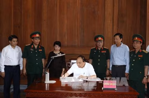 Thủ tướng Nguyễn Xuân Phúc ghi sổ lưu niệm. Ảnh: Thống Nhất – TTXVN