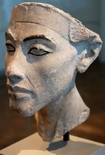Pharaoh Ai Cập Akhenaten hay còn gọi Amenhotep IV cai trị đất nước trong khoảng thời gian từ năm 1351 - 1334 TCN. Ông là chồng của Nữ hoàng Nefertiti và là cha của pharaoh nổi tiếng Tutankhamun. Dưới thời trị vì của pharaoh Akhenaten, ông đã tiến hành những thay đổi lớn trong vấn đề tôn giáo. Theo đó, pharaoh Akhenaten cùng Nữ hoàng Nefertiti đã chuyển đổi tôn giáo Ai Cập từ đa thần giáo sang thờ cúng một vị thần duy nhất có tên Aten. Để thực hiện những thay đổi trên, vị vua Ai Cập này còn tiến hành xây dựng điện thờ tại Karnak, trang trí lối vào phía nam bằng hình ảnh ông đang thờ thần Ra. Đồng thời, pharaoh Akhenaten cũng xây dựng một đền thờ dành riêng cho thần Aten tại phía đông của khu chính điện. Pharaoh Ai Cập này cũng cho di rời cung điện từ Thebes tới thành phố Amarna. Nguyên nhân của sự việc này cho đến nay vẫn là điều bí ẩn. Phần lớn học giả cho rằng nguyên nhân là do cuộc xung đột giữa thầy tư tế thờ thần Amun và Akhenaten. Thêm nữa, pharaoh dị giáo Akhenaten còn gây tranh cãi khi áp dụng tô thuế đối với đền thờ. Đây là một điều không bình thường vào thời điểm ấy. Toàn bộ triều thần, giới quý tộc, thợ thủ công và thương nhân đều phải đóng thuế. Tiền thuế thu được được dùng cho các đền thờ thần Aten. Tuy nhiên, sau khi Akhenaten qua đời, con trai ông là Tutankhamun lên ngôi cũng là lúc cuộc cải cách tôn giáo do ông khởi xướng và tiến hành chấm dứt. Pharaoh Tutankhamun cho khôi phục lại những phong tục, tôn giáo cũ. Vị vua Ai Cập mới cũng rời cung điện về Memphis và thậm chí pharaoh Akhenaten bị xóa tên khỏi lịch sử.