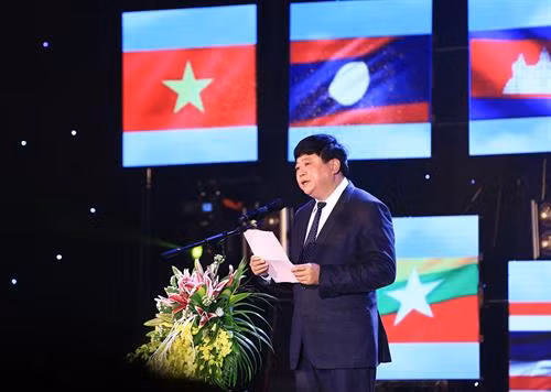 Bí thư Tỉnh uỷ Thanh Hoá Trịnh Văn Chiến và Tổng Giám đốc VTV Trần Bình Minh trao giải Nhì cho ca sĩ Thu Lan (Việt Nam) và ca sĩ Ni Ni Khin Zaw (Myanmar). Ảnh: Trọng Đạt – TTXVN Ông Nguyễn Thế Kỷ, Uỷ viên Trung ương Đảng, Tổng Giám đốc Đài Tiếng nói Việt Nam, phát biểu tại đêm chung kết cuộc thi. Ảnh: Trọng Đạt – TTXVN Niềm vui chiến thắng của ca sĩ Darlin Joy Baje đến từ Philippines khi giành giải nhất chung cuộc. Ảnh: Trọng Đạt – TTXVN Hai ca sĩ Tiến Mạnh (Việt Nam) và Alvir Anthony Subrado (Philippines) giành giải Ba. Ảnh: Trọng Đạt – TTXVN