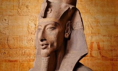 Pharaoh Ai Cập Akhenaten hay còn gọi Amenhotep IV cai trị đất nước trong khoảng thời gian từ năm 1351 - 1334 TCN. Ông là chồng của Nữ hoàng Nefertiti và là cha của pharaoh nổi tiếng Tutankhamun. Dưới thời trị vì của pharaoh Akhenaten, ông đã tiến hành những thay đổi lớn trong vấn đề tôn giáo. Theo đó, pharaoh Akhenaten cùng Nữ hoàng Nefertiti đã chuyển đổi tôn giáo Ai Cập từ đa thần giáo sang thờ cúng một vị thần duy nhất có tên Aten. Để thực hiện những thay đổi trên, vị vua Ai Cập này còn tiến hành xây dựng điện thờ tại Karnak, trang trí lối vào phía nam bằng hình ảnh ông đang thờ thần Ra. Đồng thời, pharaoh Akhenaten cũng xây dựng một đền thờ dành riêng cho thần Aten tại phía đông của khu chính điện. Pharaoh Ai Cập này cũng cho di rời cung điện từ Thebes tới thành phố Amarna. Nguyên nhân của sự việc này cho đến nay vẫn là điều bí ẩn. Phần lớn học giả cho rằng nguyên nhân là do cuộc xung đột giữa thầy tư tế thờ thần Amun và Akhenaten. Thêm nữa, pharaoh dị giáo Akhenaten còn gây tranh cãi khi áp dụng tô thuế đối với đền thờ. Đây là một điều không bình thường vào thời điểm ấy. Toàn bộ triều thần, giới quý tộc, thợ thủ công và thương nhân đều phải đóng thuế. Tiền thuế thu được được dùng cho các đền thờ thần Aten. Tuy nhiên, sau khi Akhenaten qua đời, con trai ông là Tutankhamun lên ngôi cũng là lúc cuộc cải cách tôn giáo do ông khởi xướng và tiến hành chấm dứt. Pharaoh Tutankhamun cho khôi phục lại những phong tục, tôn giáo cũ. Vị vua Ai Cập mới cũng rời cung điện về Memphis và thậm chí pharaoh Akhenaten bị xóa tên khỏi lịch sử.