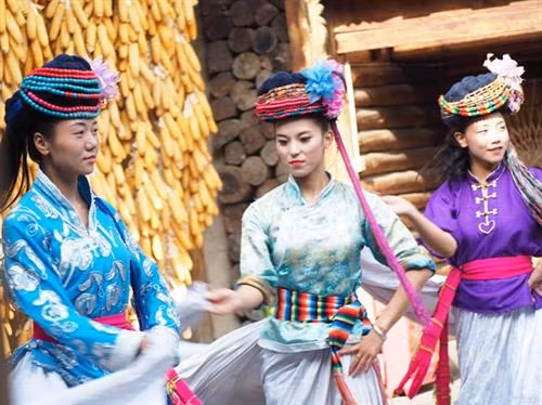 Trên dãy Himalaya, người Mosuo sống ở rìa hồ Luga xanh tươi thuộc huyện tự trị Ninh Lạng, Trung Quốc. Vùng đất này được ví như Tây Lương Nữ Quốc trong tác phẩm Tây Du Ký. Đây là một trong số ít những xã hội mẫu hệ cuối cùng. Phụ nữ trong bộ tộc vẫn duy trì phong tục tự chọn và thay đổi đối tác theo mong muốn. Người phụ nữ ở đây nắm giữ sức mạnh về cả tinh thần và thể chất. Tuy nhiên, trong 20 năm trở lại đây, văn hóa của bộ tộc này dần bị mai một. Du khách đổ về đây để được khám phá văn hóa có một không hai này. Như nhiều cộng đồng thiểu số khác, cơ hội kiếm tiền từ du lịch luôn có giá kèm theo. Nhiếp ảnh gia Karolin Klüppel, người ghi lại hình ảnh hiếm hoi về vương quốc kỳ lạ này, cho biết: “Điều này gây mâu thuẫn trong nhiều gia đình. Cuộc sống trở nên dễ thở hơn khi có lợi nhuận từ du lịch, nhưng họ cũng thấy buồn bã trước những đổi thay”. Nơi này ngày càng có nhiều hoạt động thu hút du khách nhờ phong cảnh thiên nhiên tuyệt đẹp và nền văn hóa độc đáo. Tuy nhiên, nhiều người đã lấy người ngoài tộc và chuyển về các thành phố lớn hơn để tìm việc làm. Giờ đây, phụ nữ lớn tuổi là người gìn giữ văn hóa của tộc Mosou. Họ khỏe mạnh, uyên bác và đầy lòng tự trọng. Sức mạnh và sự kiên định của họ giống như dãy Himalaya nơi họ sống. Theo Klüppel, những người cao tuổi ở đây hài hước và năng động. Cô cho biết: “Tôi thấy một phụ nữ 80 tuổi bê những thứ tôi còn chẳng nhấc nổi. Họ rất khỏe. Tôi nhận ra sức khỏe phụ thuộc vào cách bạn làm việc - họ còn khỏe hơn đàn ông”. Theo truyền thống, các đối tác hay "chồng" của họ chỉ tới thăm vào ban đêm và không có vai trò gì trong việc nuôi dưỡng con cái. Con cái ở với gia đình người mẹ cả đời, và người phụ nữ là chủ gia đình. Với người Mosuo, điều quan trọng nhất là tình yêu và đam mê. Nếu không còn yêu nhau, họ chấm dứt mối quan hệ một cách nhẹ nhàng.