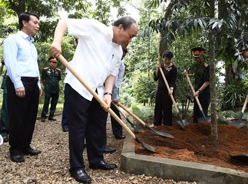 Thủ tướng Nguyễn Xuân Phúc trồng cây lưu niệm tại Khu di tích. Ảnh: Thống Nhất – TTXVN