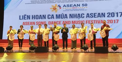 Phần biểu diễn giới thiệu về đất nước của đoàn nghệ thuật Thái Lan. Ảnh: Nguyễn Thảo - TTXVN Một tiết mục biểu diễn tại chương trình. Ảnh: Nguyễn Thảo - TTXVN Ban Tổ chức tặng cờ và hoa cho các đoàn tham dự. Ảnh: Nguyễn Thảo - TTXVN