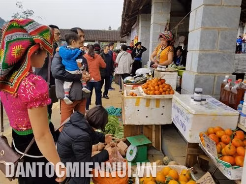 Phiên chợ vùng cao giới thiệu nhiều sản phẩm nông sản của đồng bào dân tộc và thu hút khách du lịch. Ảnh: Hoàng Tâm