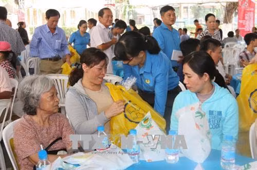 Thăm hỏi, tặng quà công nhân bị tai nạn lao động tại buổi họp mặt. Ảnh: Thanh Vũ-TTXVN
