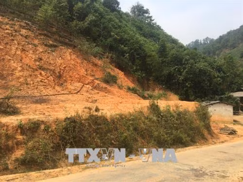 Một trong những điểm sạt lở tại thôn Nà Vặng. Ảnh: Đỗ Tuấn Anh - TTXVN
