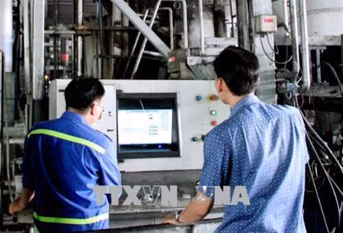 Vận hành dây chuyển xử lý rác thải nguy hại bằng công nghệ tự động. Ảnh: Xuân Dự - TTXVN