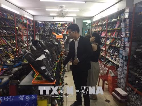 Khách tham quan mua sắm tại Phố Thời trang quận 5. Ảnh: Gia Thuận – TTXVN