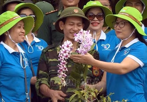 Câu lạc bộ Đô thị xanh Hải Phòng cùng các chiến sĩ đồn biên phòng lựa chọn những cây hoa vừa đẹp nhưng lại có sức sống phù hợp với thời tiết khắc nghiệt trên đảo đá Long Châu. Ảnh: TTXVN
