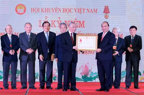 Thủ tướng Nguyễn Xuân Phúc trao tặng Huân chương Lao động hạng Nhất lần thứ II cho Hội Khuyến học Việt Nam. Ảnh: Thống Nhất - TTXVN