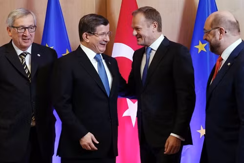 Trong ảnh (tư liệu, từ trái sang): Chủ tịch Ủy ban châu Âu Jean-Claude Juncker, Thủ tướng Thổ Nhĩ Kỳ Ahmet Davutoglu, Chủ tịch Hội đồng châu Âu Donald Tusk và Chủ tịch Nghị viện châu Âu Martin Schulz trong cuộc gặp tại Brussels ngày 7/3. AFP/ TTXVN