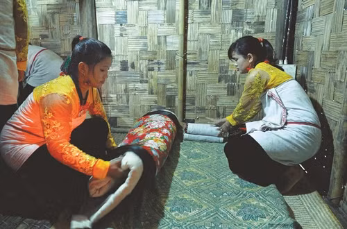 Các thành viên trong gia đình sắp xếp chăn, đệm, các vật dụng sinh hoạt vào vị trí đã định