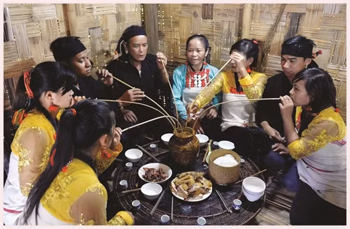 Các thành viên trong gia đình ăn mừng nhà mới