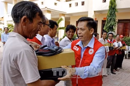 Phó Chủ tịch Hội CTĐ Thành phố Hồ Chí Minh Trần Văn Tuấn tặng quà Tết và bộ thiết bị thông tin liên lạc ICOM 718 cho 6 gia đình ngư dân có hoàn cảnh khó khăn tại huyện Cần Giờ, Thành phố Hồ Chí Minh. Ảnh: Thế Anh - TTXVN