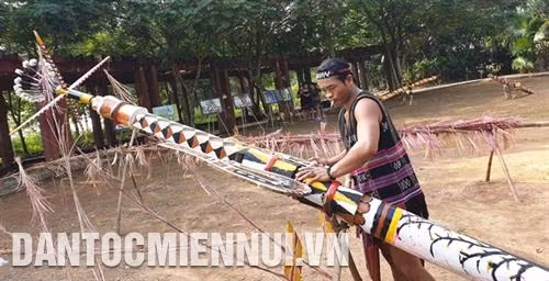 Cây nêu, cột lễ của đồng bào Cơ Tu được trang trí cầu kỳ từ đôi bàn tay khéo léo của các nghệ nhân trong làng. Ảnh: Hoàng Hải