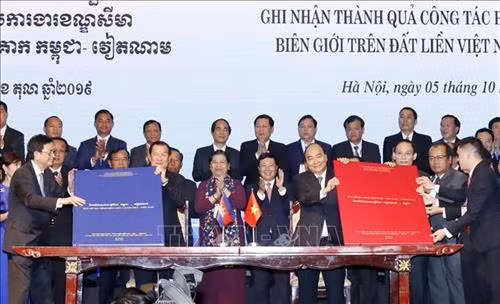 Thủ tướng Nguyễn Xuân Phúc và Thủ tướng Campuchia Samdech Techo Hun Sen chứng kiến Lễ ký Phụ lục bản đồ đính kèm Nghị định thư Phân giới cắm mốc biên giới đất liền giữa Cộng hoà XHCN Việt Nam và Vương quốc Campuchia. Ảnh: Thống Nhất - TTXVN