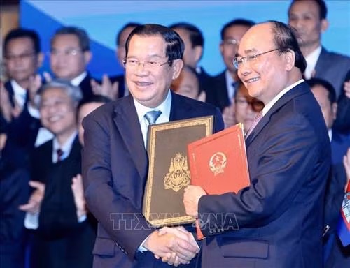 Thủ tướng Nguyễn Xuân Phúc và Thủ tướng Campuchia Samdech Techo Hun Sen ký Hiệp ước bổ sung Hiệp ước hoạch định biên giới quốc gia năm 1985 và Hiệp ước bổ sung năm 2005 giữa Cộng hoà XHCN Việt Nam và Vương quốc Campuchia. Ảnh: Dương Giang - TTXVN