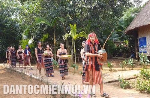 Dân làng mang lễ vật để cúng tại nhà Gươl. Ảnh: Hoàng Hải
