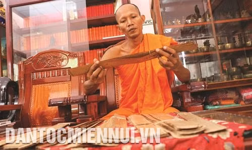 Các bộ Kinh Phật viết trên lá Buông có tuổi đời hàng trăm năm được lưu giữ tại chùa Xvayton ở thị trấn Tri Tôn, huyện Tri Tôn. Ảnh: Công Mạo