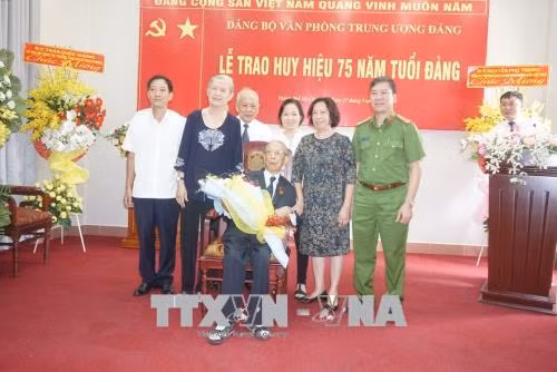 Lễ trao tặng Huy hiệu 75 tuổi Đảng cho đồng chí Trần Quốc Hương. Ảnh: Anh Tuấn - TTXVN