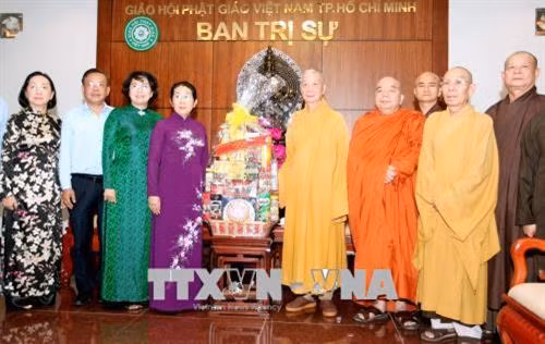 Bà Võ Thị Dung (thứ 4 từ trái), Phó Bí thư Thành uỷ Thành phố Hồ Chí Minh chúc mừng Chư tôn đức Ban trị sự GHPGVN TP.HCM. Ảnh: Quang Nhựt - TTXVN