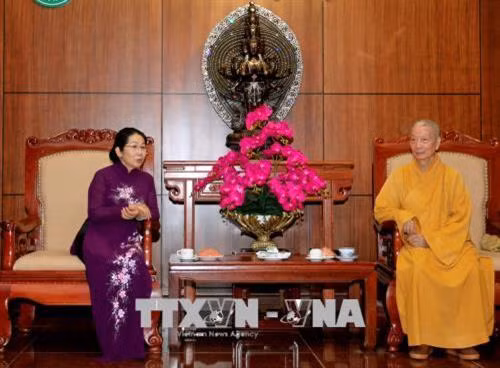 Bà Võ Thị Dung (trái), Phó Bí thư Thành uỷ Thành phố Hồ Chí Minh và Hoà thượng Thích Trí Quảng, Phó Pháp chủ kiêm Giám luật Hội đồng Chứng minh GHPGVN, Trưởng Ban trị sự GHPGVN Thành phố Hồ Chí Minh. Ảnh: Quang Nhựt – TTXVN