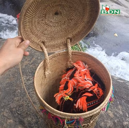 Gùi có nắp dùng để đựng các vật dụng quý giá của gia đình