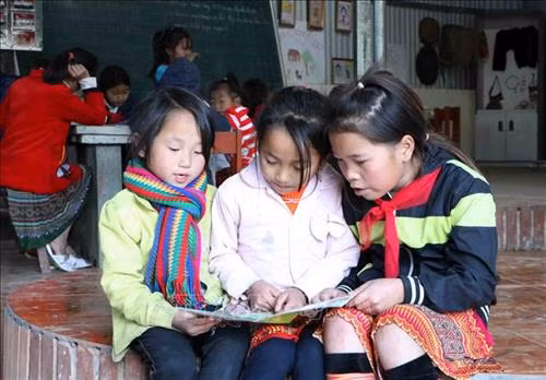 Các em học sinh Trường Phổ thông dân tộc bán trú Tiểu học xã Tả Ngảo, huyện Sìn Hồ (Lai Châu), đều được tăng cường thêm quần áo ấm mỗi khi lên lớp, để chống lại giá rét. Ảnh: Công Tuyên-TTXVN