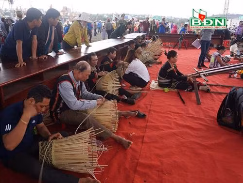 Tại Hội xuân Mậu Tuất 2018, Hội thi đan gùi thu hút nhiều nghệ nhân tham gia