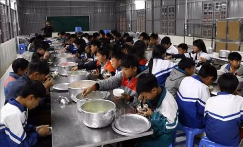 Các em học sinh Trường Phổ thông dân tộc bán trú Trung học cơ sở Tả Ngảo, huyện Sìn Hồ (Lai Châu), được tăng cường khẩu phần ăn để các em có đủ lượng calo chống lại rét mướt. Ảnh: Công Tuyên-TTXVN