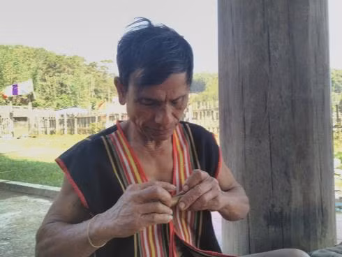 Nghệ nhân A Lễ chế tác Tà vẩu