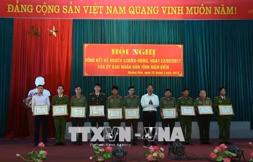 Các cá nhân, tập thể nhận Giấy khen của Giám đốc Công an tỉnh Điện Biên. Ảnh: Phan Tuấn Anh - TTXVN