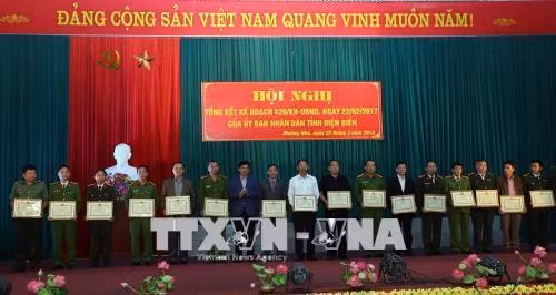 Các cá nhân nhận Bằng khen của UBND tỉnh Điện Biên. Ảnh: Phan Tuấn Anh - TTXVN