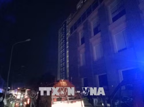 Lực lượng Cảnh sát PCCC Thành phố Hồ Chí Minh triển khai lực lượng dập lửa. Ảnh: Linh Sơn - TTXVN