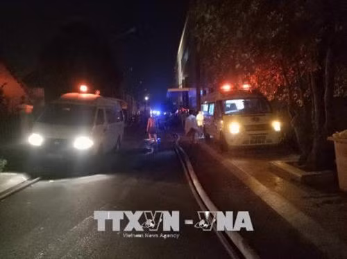 Lực lượng cấp cứu triển khai tại hiện trường. Ảnh: Linh Sơn - TTXVN