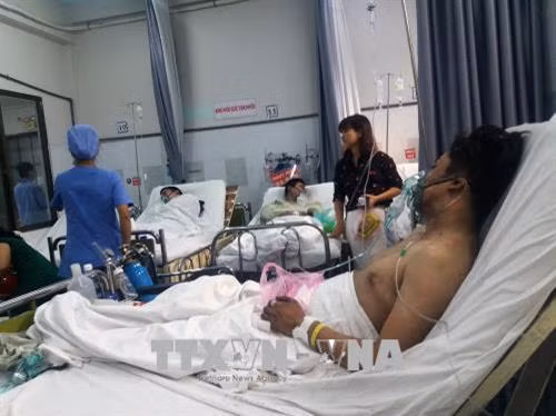 Các nạn nhân của vụ cháy đang được điều trị tại khoa cấp cứu, Bệnh viện Nguyễn Tri Phương. Ảnh: Đinh Hằng - TTXVN