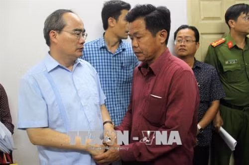 Ông Nguyễn Thiện Nhân thăm hỏi, động viên thân nhân gia đình có người tử vong trong vụ cháy tại nhà tang lễ Bệnh viện Nguyễn Tri Phương. Ảnh: Đinh Hằng - TTXVN