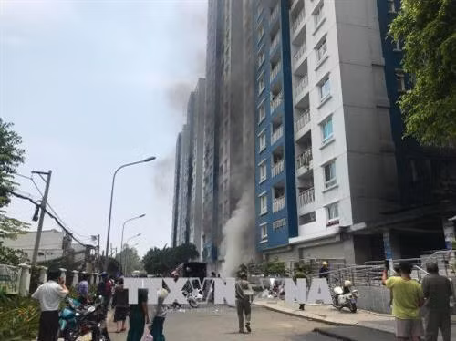 Lực lượng chức năng phong tỏa hiện trường để xử lý sự cố. Ảnh: Thành Chung - TTXVN