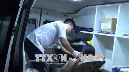 Nạn nhân vụ cháy đang được chăm sóc y tế. Ảnh: Linh Sơn - TTXVN