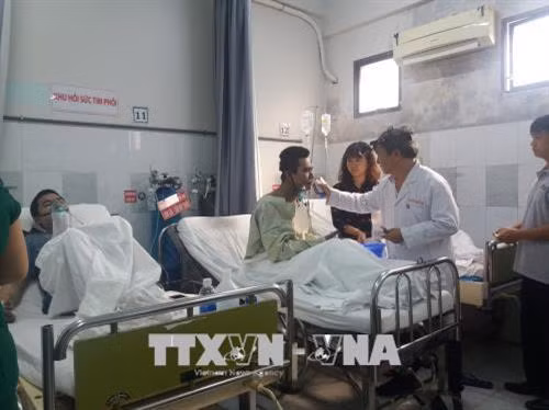 Các nạn nhân của vụ cháy đang được điều trị tại khoa cấp cứu, Bệnh viện Nguyễn Tri Phương. Ảnh: Đinh Hằng - TTXVN