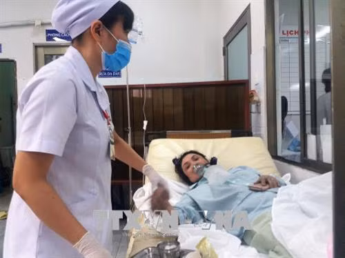 Các nạn nhân của vụ cháy đang được điều trị tại khoa cấp cứu, Bệnh viện Nguyễn Tri Phương. Ảnh: Đinh Hằng - TTXVN