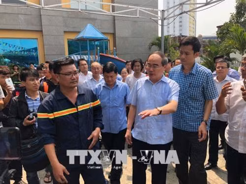 Bí thư Thành ủy Thành phố Hồ Chí Minh Nguyễn Thiện Nhân chỉ đạo công tác khắc phục hậu quả vụ cháy tại hiện trường. Ảnh: TTXVN
