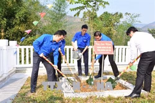 Trồng cây xanh tại sân Cột cờ Lũng Pô, nơi con sông Hồng chảy vào đất Việt. Ảnh: Hương Thu – TTXVN
