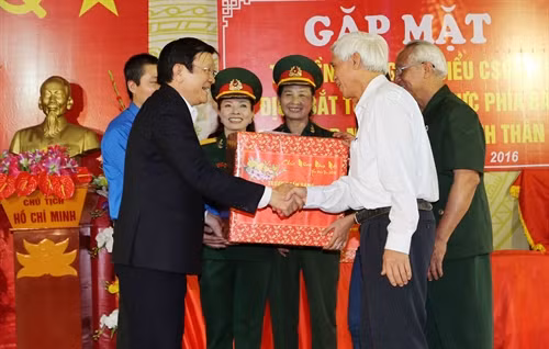 Chủ tịch nước Trương Tấn Sang tặng quà cho các chiến sỹ Cách mạng bị địch bắt, tù đày. Ảnh: Nguyễn Khang – TTXVN